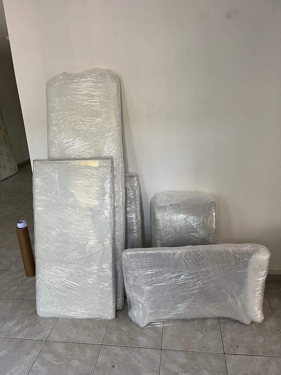 Conjunto de móveis embalados